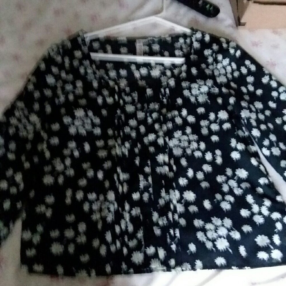 Bell Sleeve Daisy Top~ Mudd